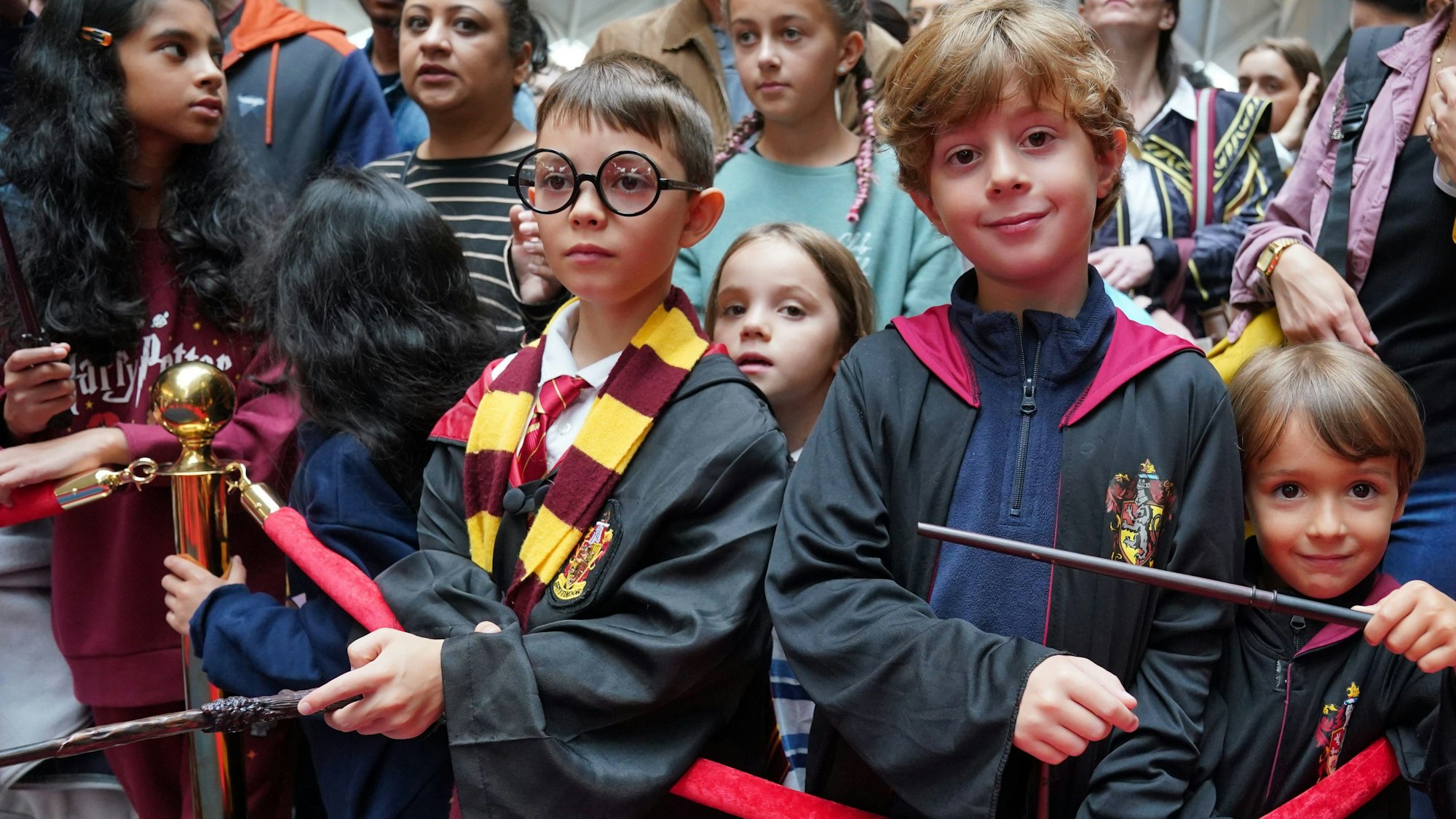 ARCHIV - 01.09.2023, Großbritannien, London: Harry-Potter-Fans versammeln sich während des jährlichen «Back to Hogwarts Day» am Bahnhof Kings Cross. Massenandrang auf Gleis 9 3/4. (zu dpa: ««Expecto patrol-man»: Polizeieinsatz in England wegen Harry-Potter-Fan») Foto: Lucy North/PA Wire/dpa +++ dpa-Bildfunk +++