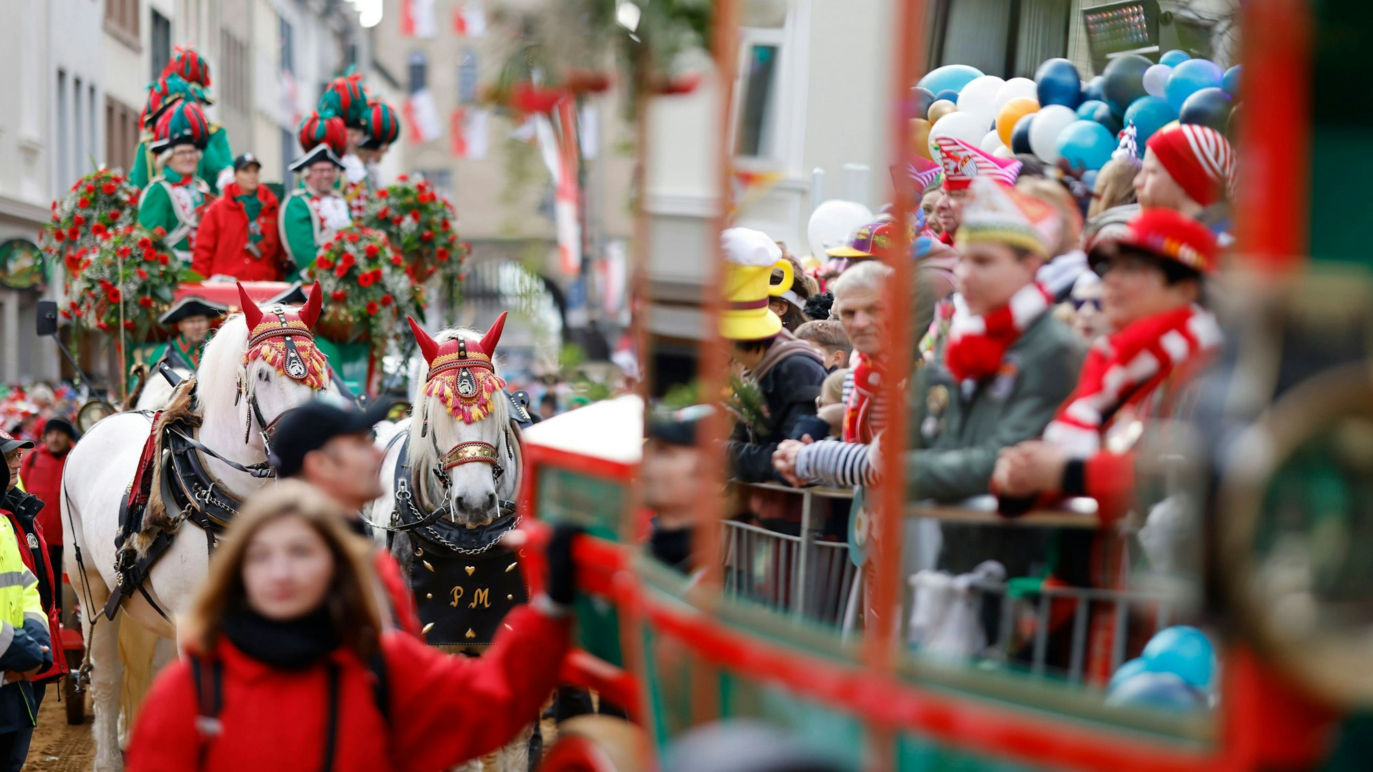 Der Kölner Rosenmontagszug auf der Severinstraße – dort, wo unser Zeitraffervideo aufgenommen wurde.