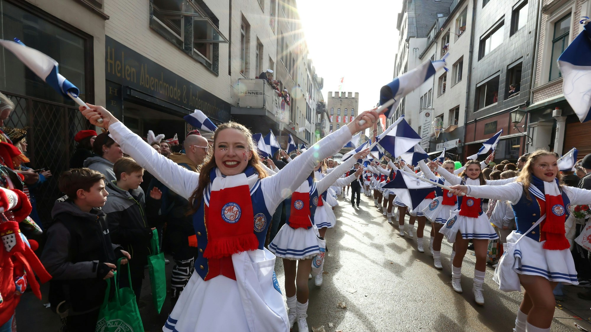 Eine Tanzgruppe zieht durch die Severinstraße.