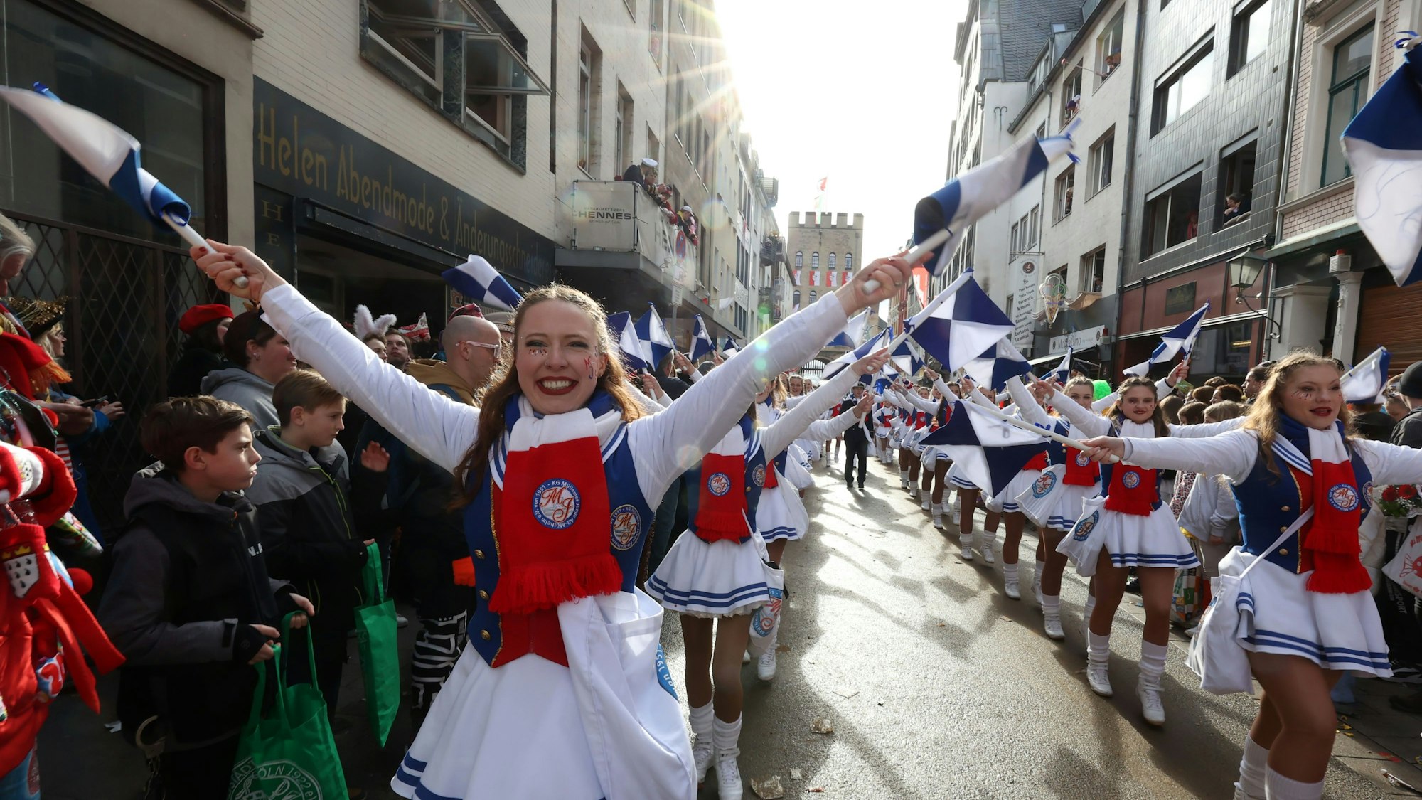 Tanzgruppe beim Rosenmontagszug in Köln.