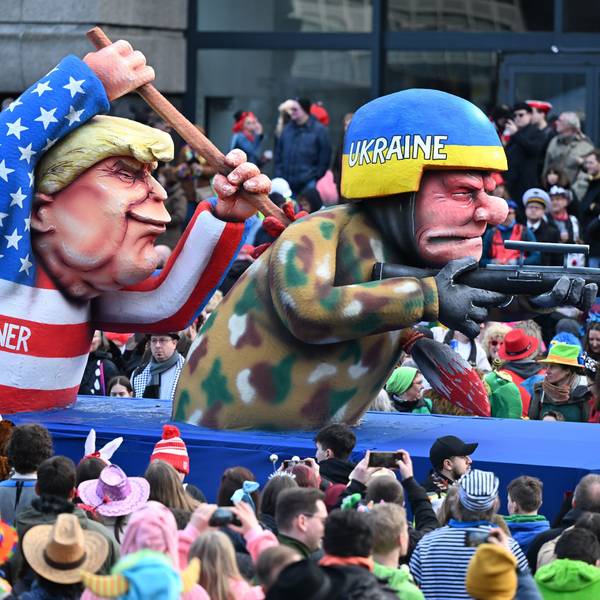 Düsseldorfer Mottowagen, auf dem Ex-US-Präsident Donald Tromp einen ukrainischen Soldaten mit einem Speer durchbohrt