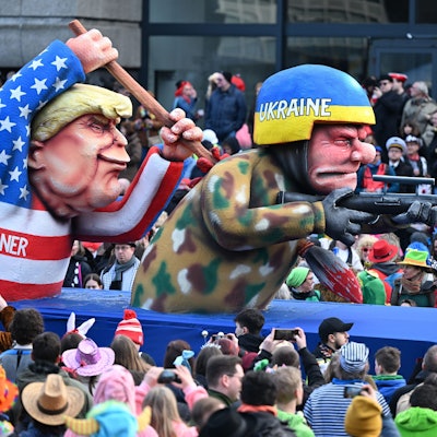 Düsseldorfer Mottowagen, auf dem Ex-US-Präsident Donald Tromp einen ukrainischen Soldaten mit einem Speer durchbohrt