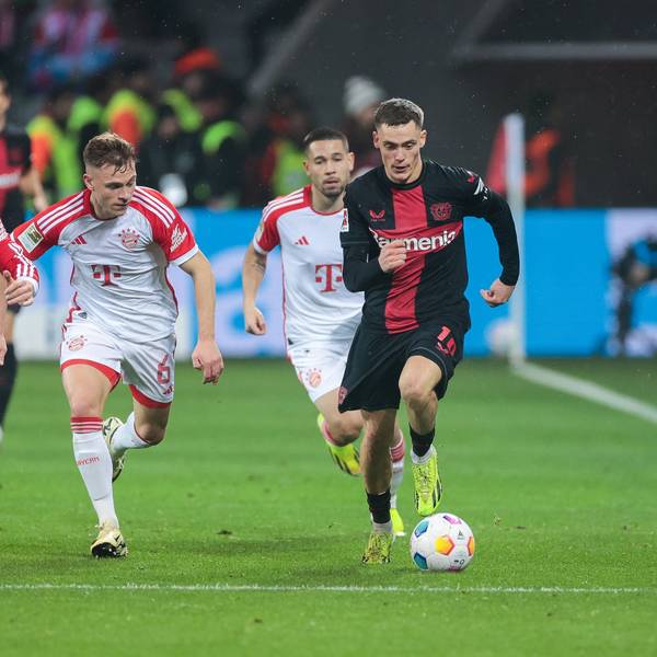 Bayerns Eric Dier, Joshua Kimmich und Raphael Guerreiro verfolgen Levekusens Florian Wirtz.