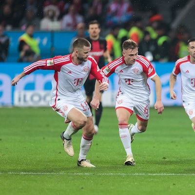 Bayerns Eric Dier, Joshua Kimmich und Raphael Guerreiro verfolgen Levekusens Florian Wirtz.
