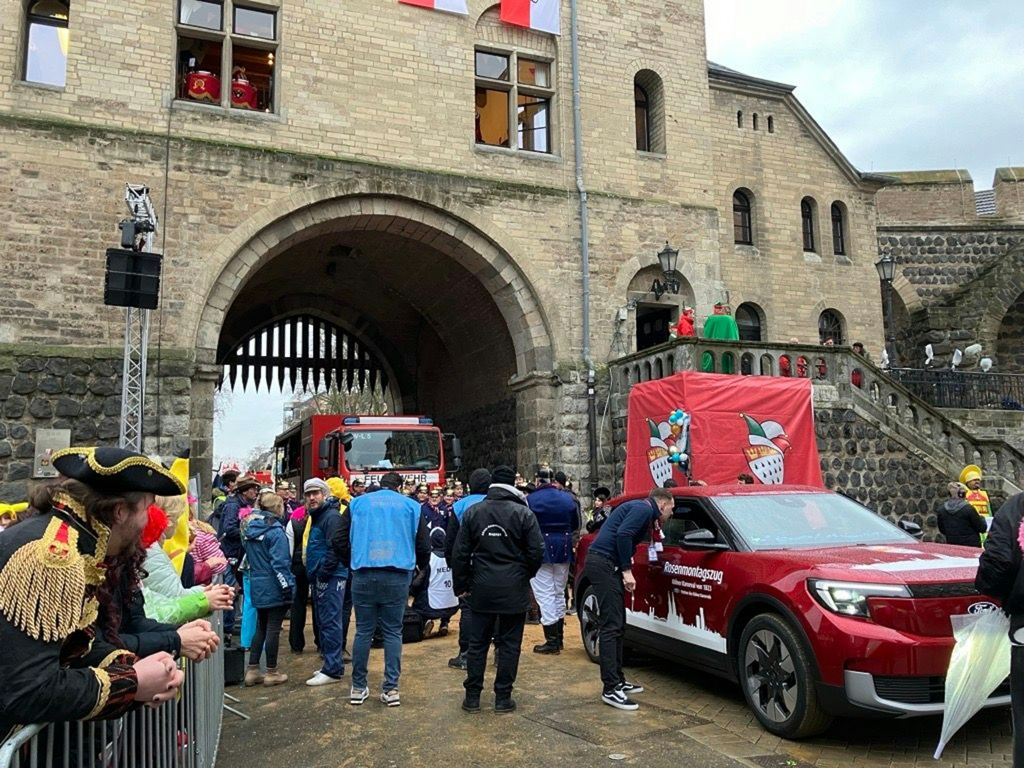 Rosenmontagszug Köln: Aufstellung Chlodwigplatz