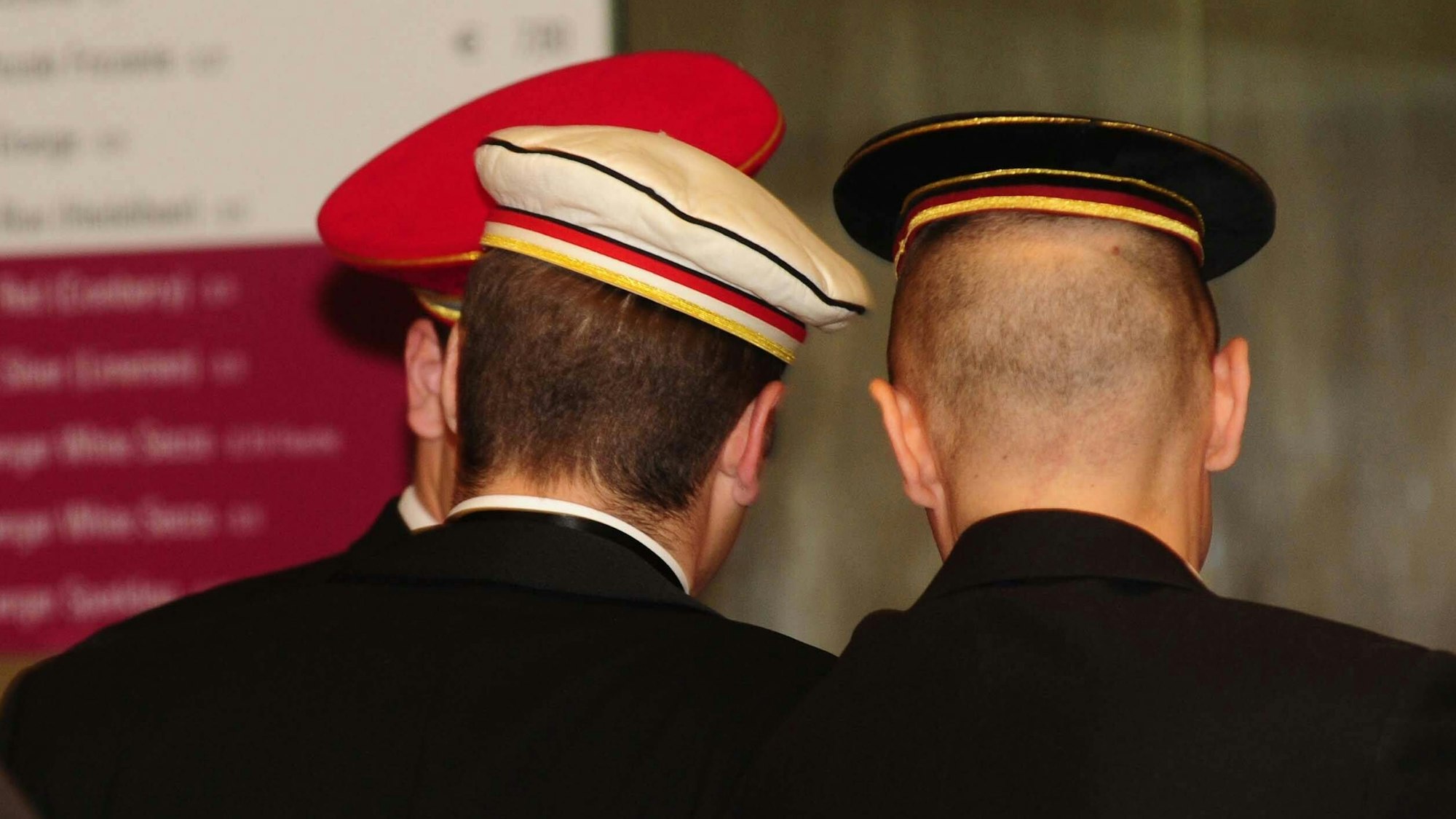 Burschenschaftler stehen bei einer Veranstaltung zusammen (Symbolfoto).