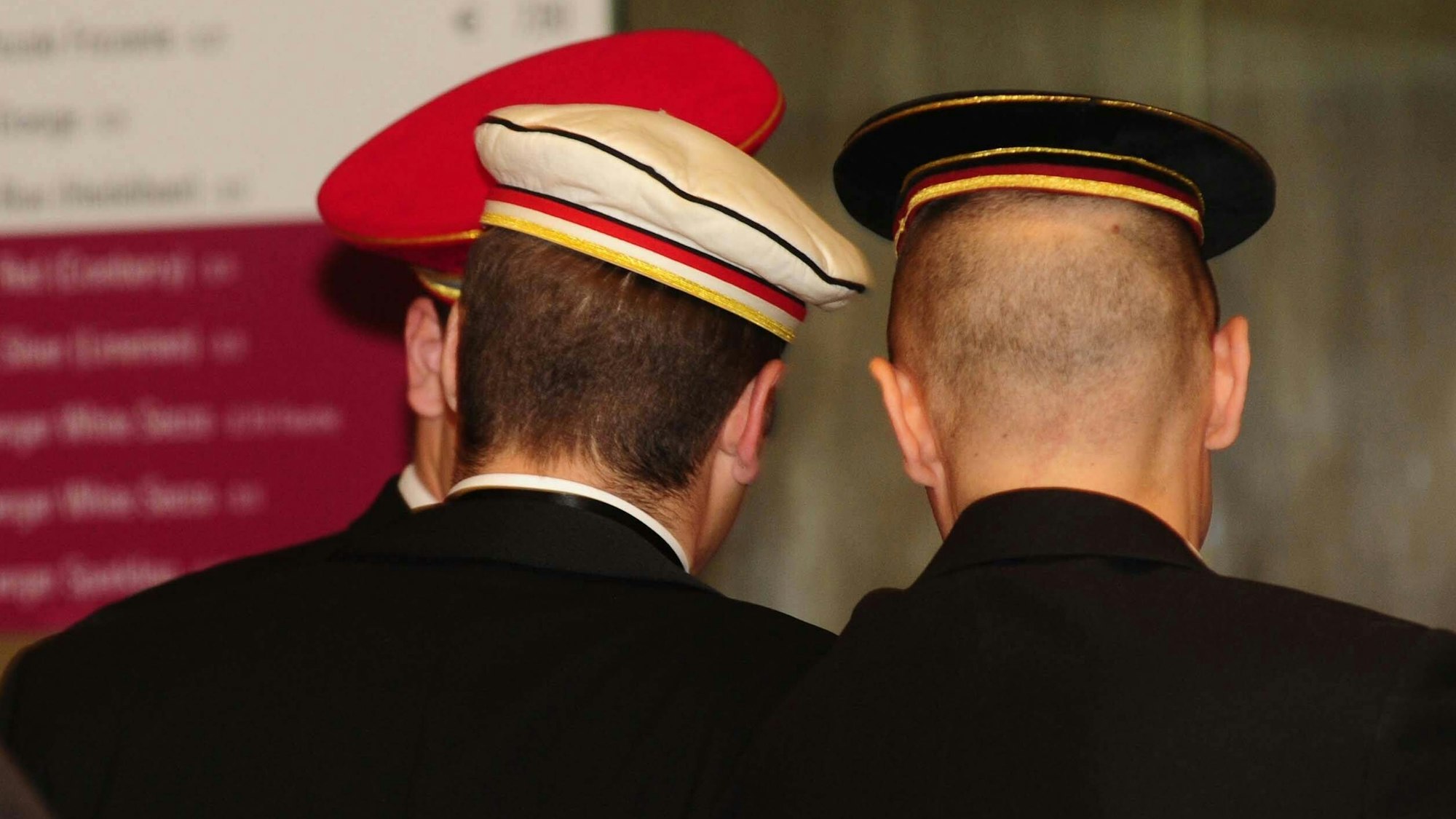 Die für Studentenverbindungen typischen Kappen. Symbole, Formen und Farben unterscheiden sich je nach Verbindung, Corps oder Burschenschaft.