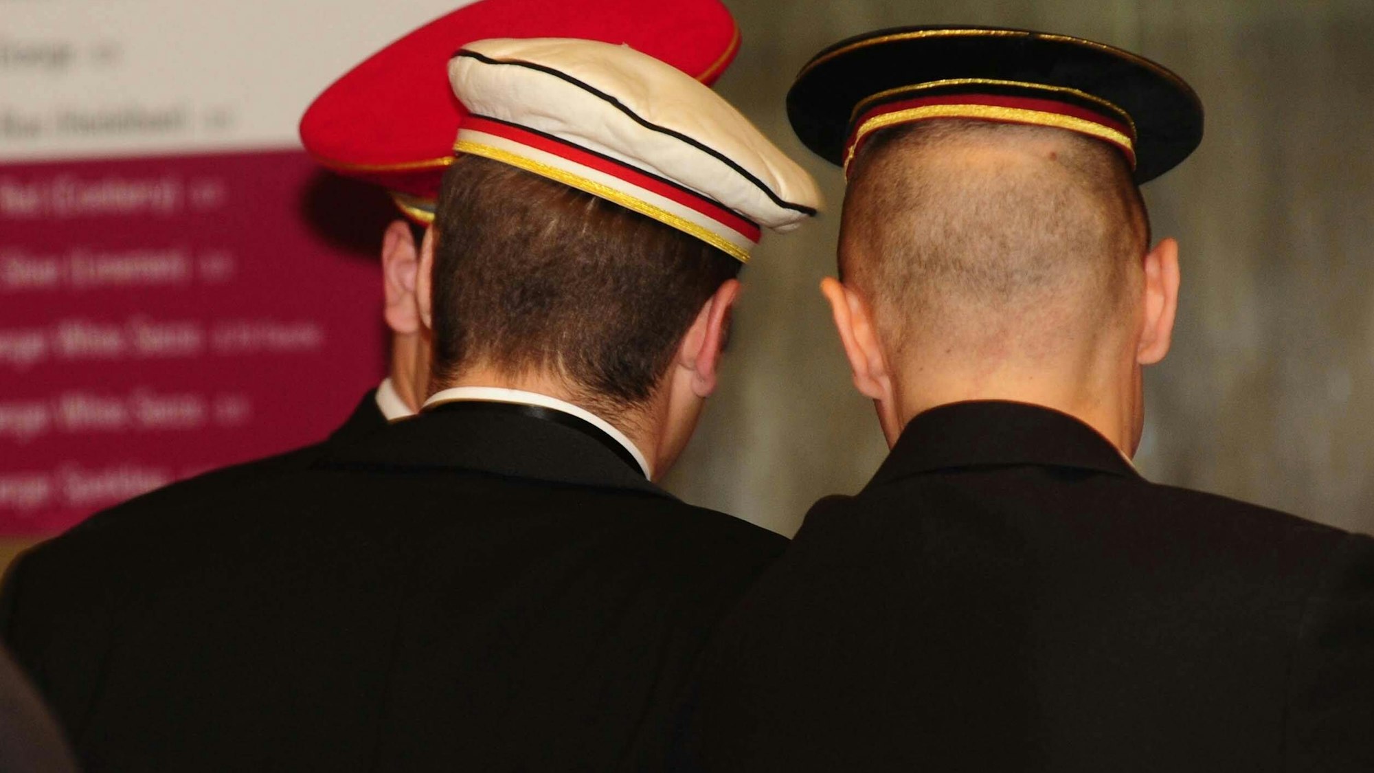 Mitglieder von Studentenverbindungen stehen im Gespräch zusammen (Symbolfoto).