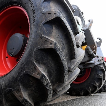 ILLUSTRATION - 22.10.2019, Schleswig-Holstein, Rendsburg: Traktoren von demonstrierenden Landwirten stehen am Treffpunkt einer Sternfahrt. (zu dpa: «Bauern blockieren Straßen bei Brunsbüttel») Foto: Carsten Rehder/dpa +++ dpa-Bildfunk +++