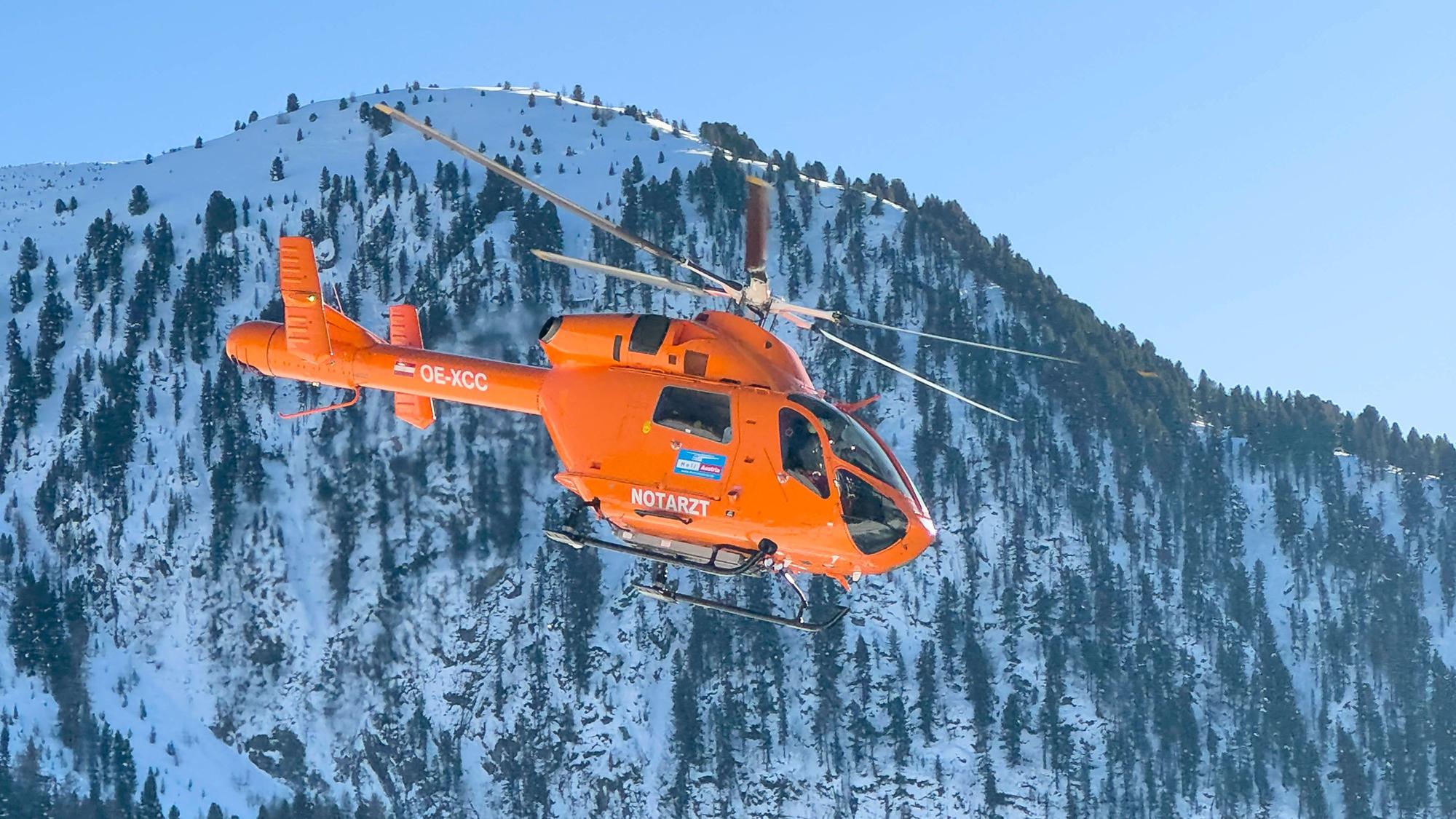 Ein Rettungshubschrauber der österreichischen Bergrettung ist im Skigebiet Hochzeiger im Bundesland Tirol im Einsatz. (Symbolbild)