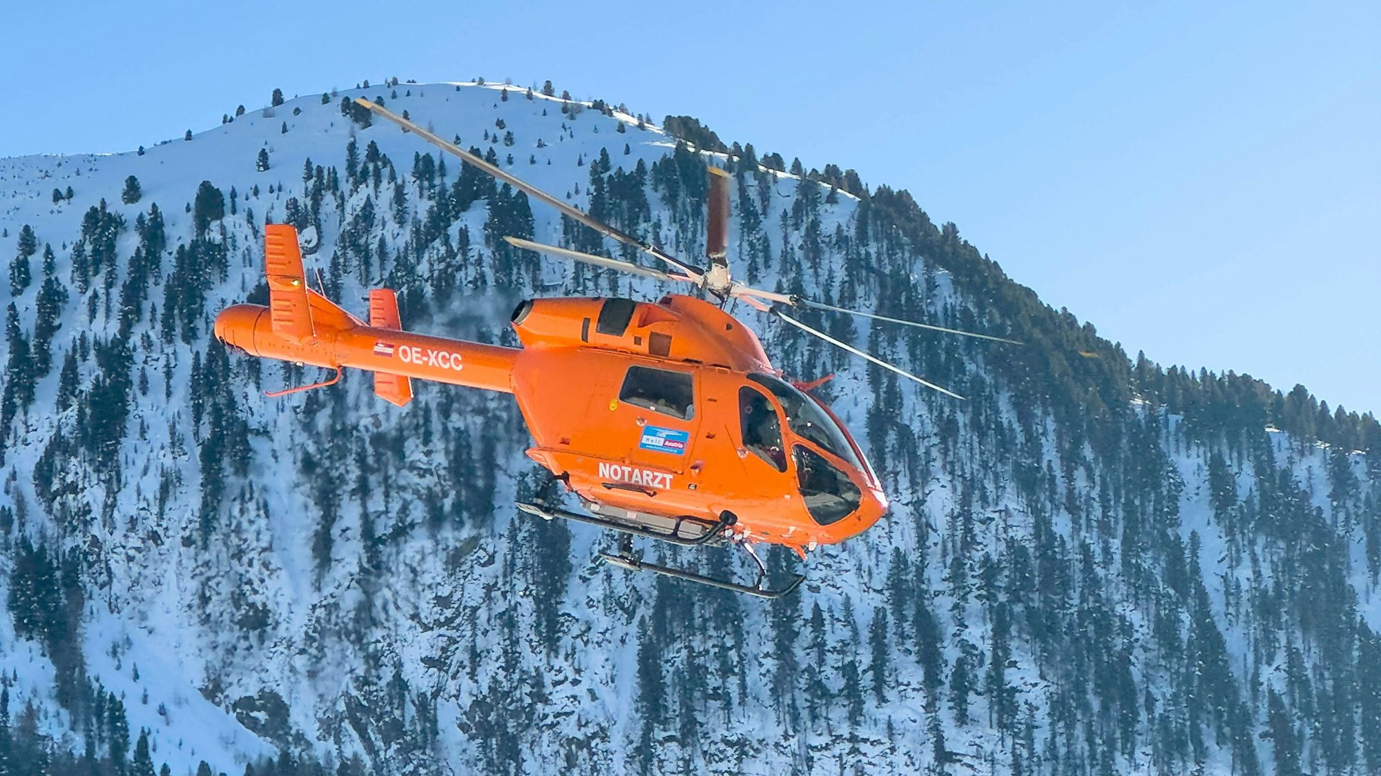 Ein Rettungshubschrauber der österreichischen Bergrettung ist im Skigebiet Hochzeiger im Bundesland Tirol im Einsatz. (Symbolbild)