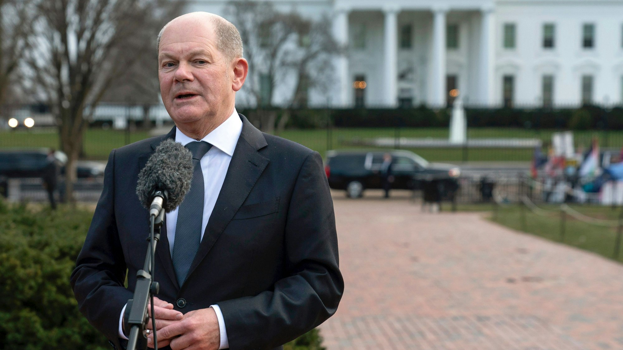 Olaf Scholz beim Presse-Statement vor dem Weißen Haus