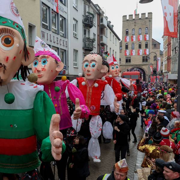 Rosenmontagszug an der Severinstorburg