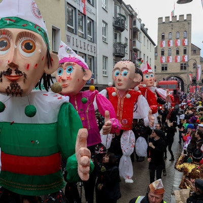 Rosenmontagszug an der Severinstorburg