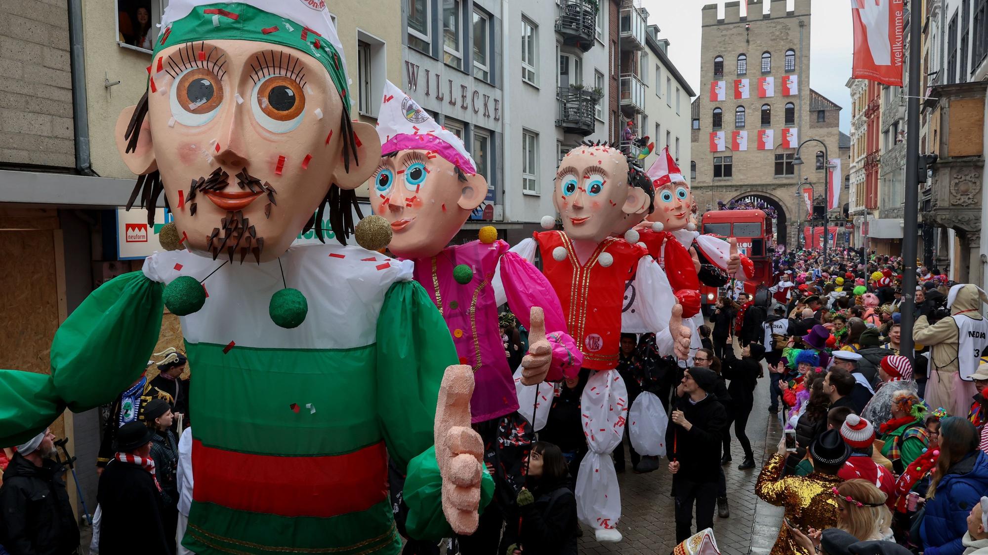 Rosenmontagszug an der Severinstorburg