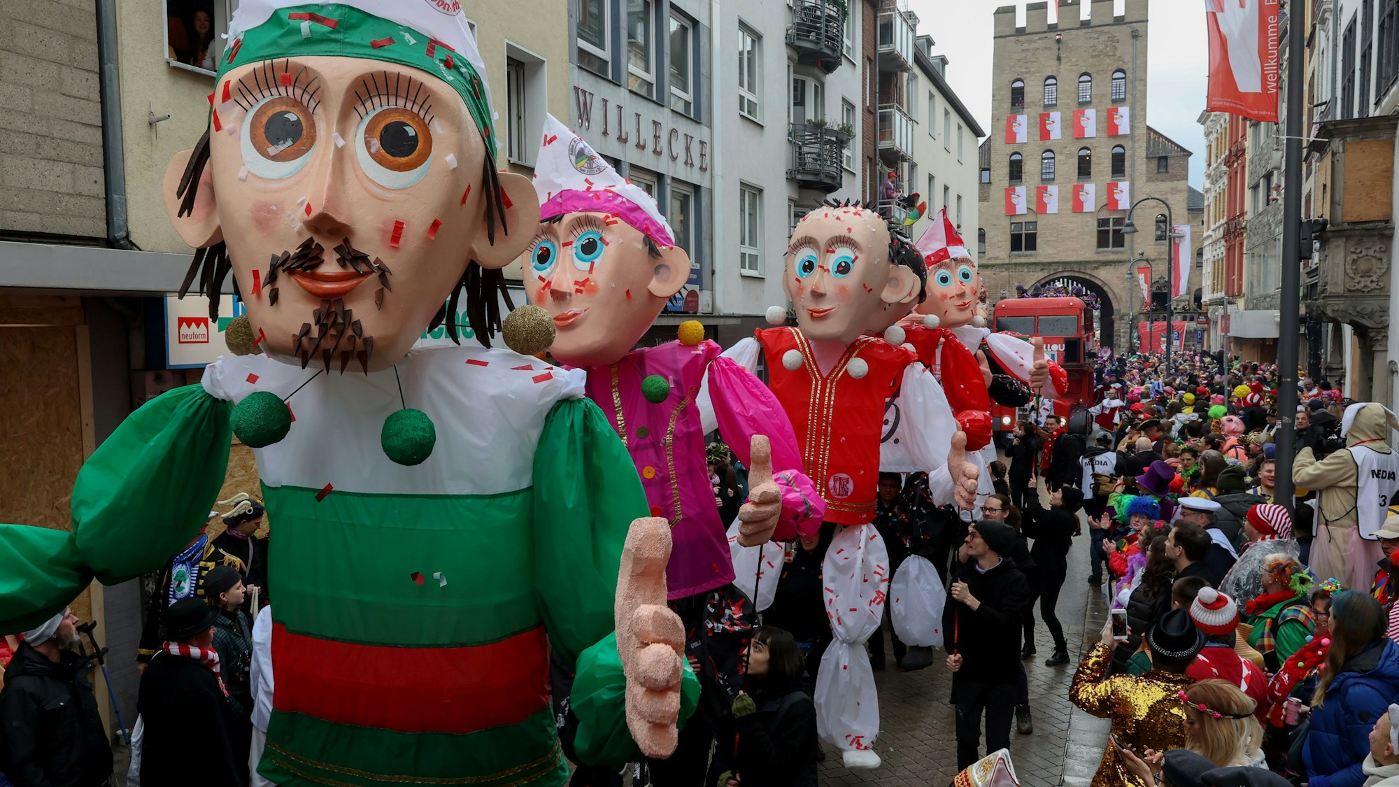 Rosenmontagszug an der Severinstorburg