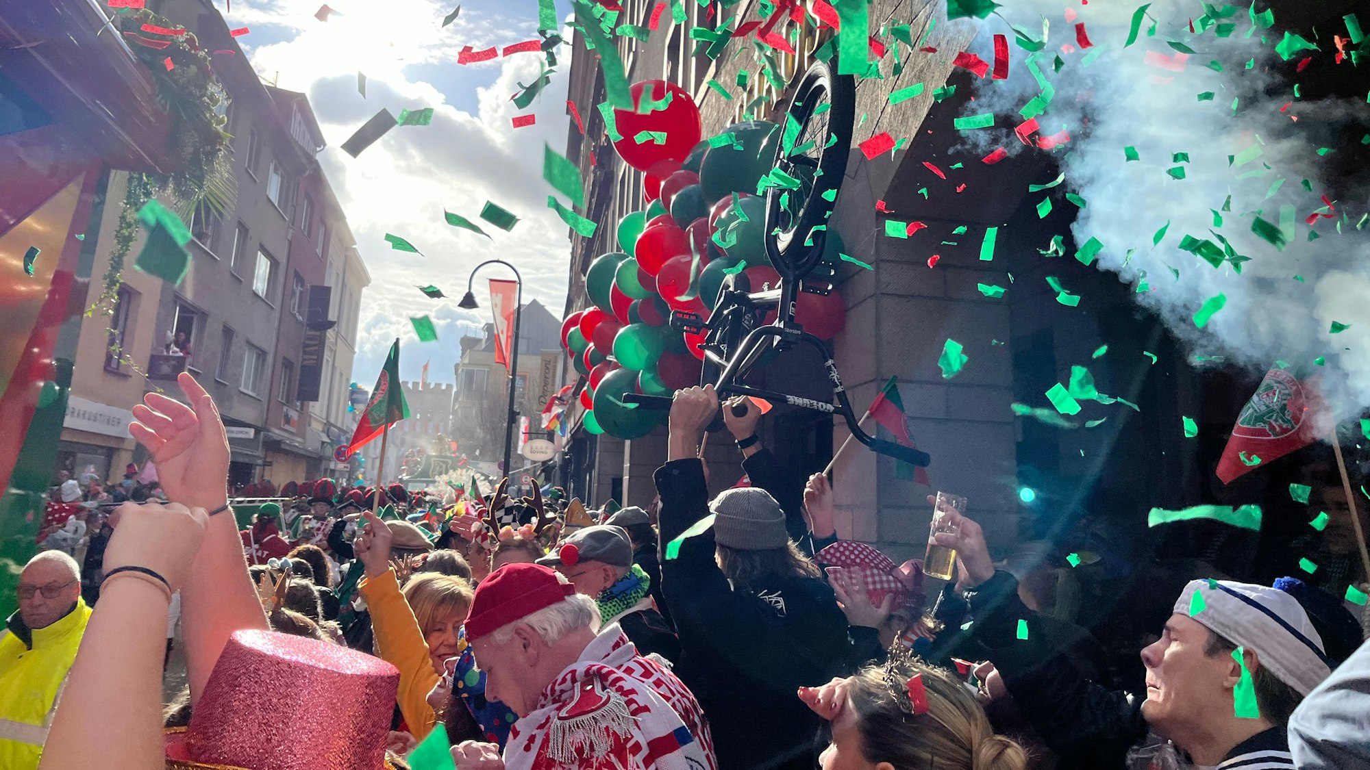 Severinstraße: Der Kölner Rosenmontagszug 2024.