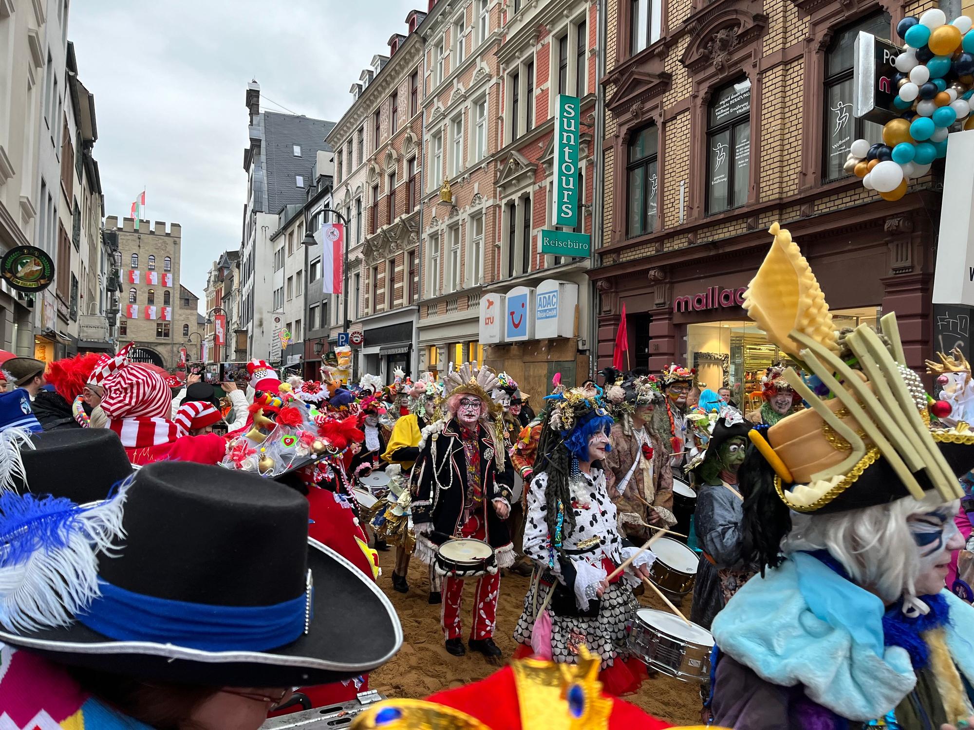 Der Zug vor dem Zug durch die Severinsstraße