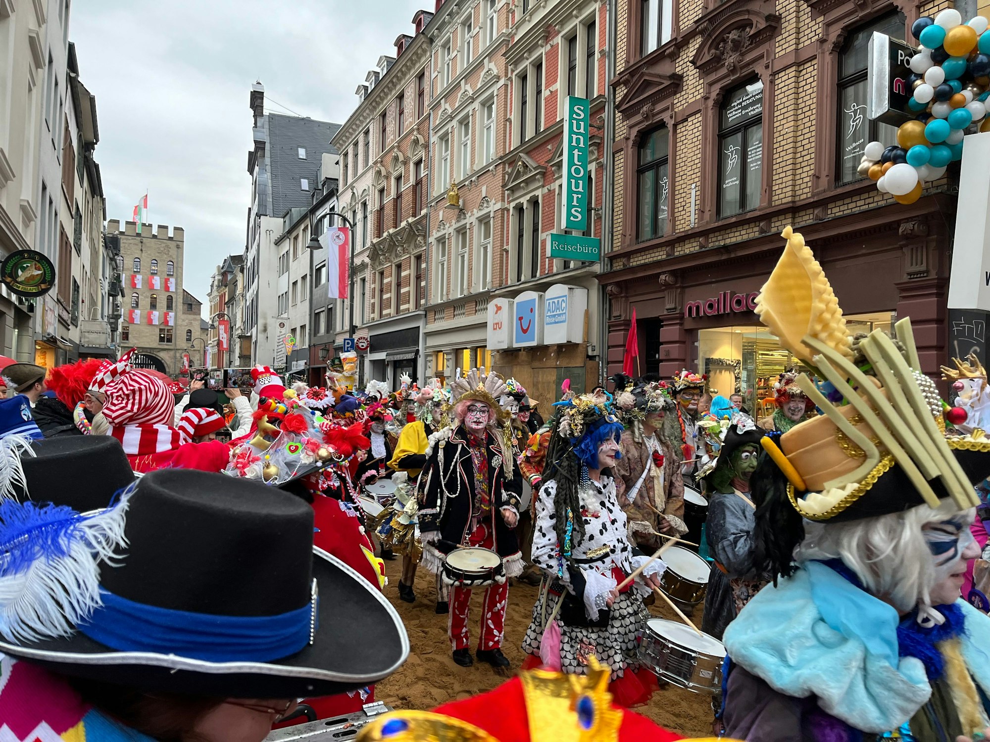 Der Zug vor dem Zug durch die Severinsstraße