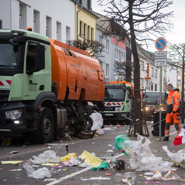 Die Saubermänner der Straßenreinigung Euskirchen sorgen direkt nach dem Zug für saubere Verhältnisse auf den Straßen.