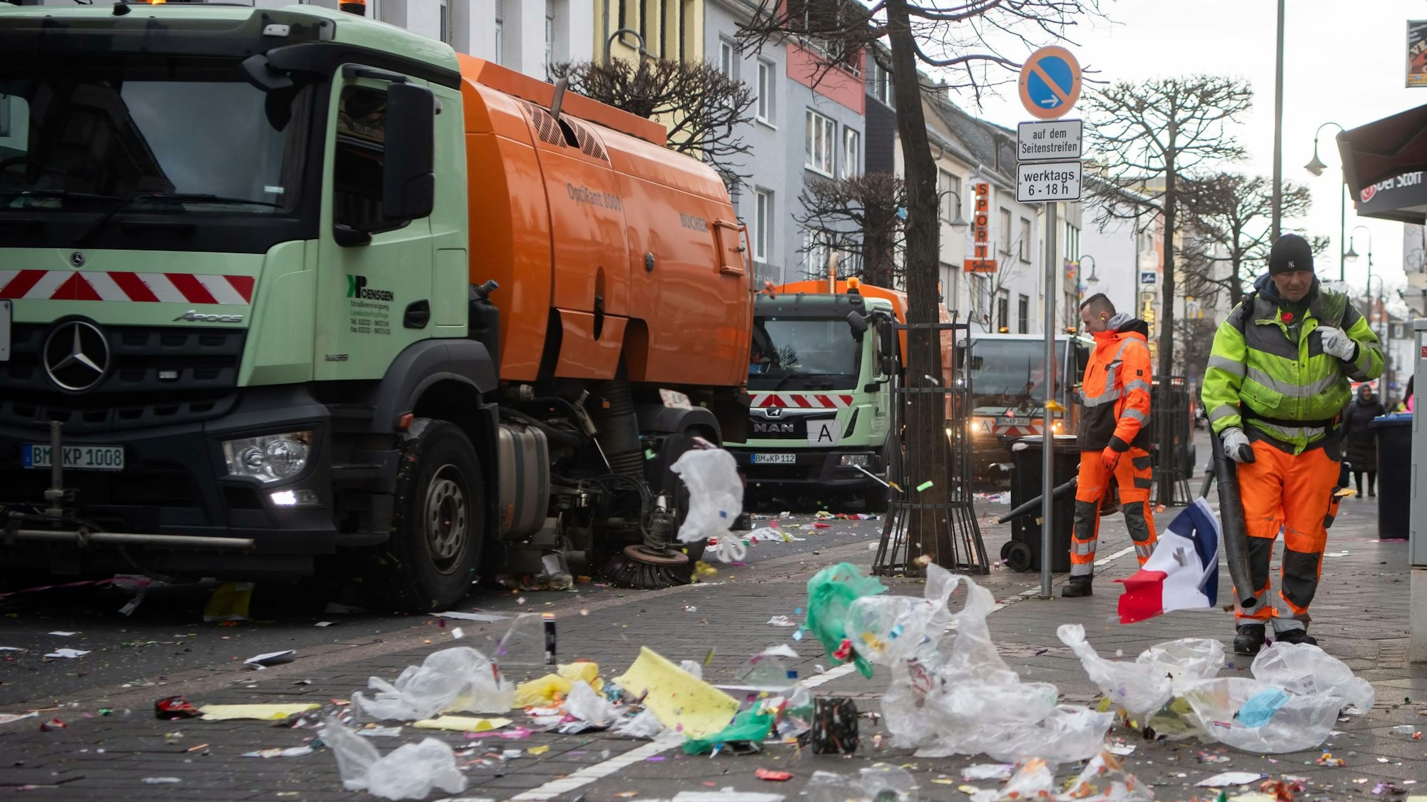 Die Saubermänner der Straßenreinigung Euskirchen sorgen direkt nach dem Zug für saubere Verhältnisse auf den Straßen.