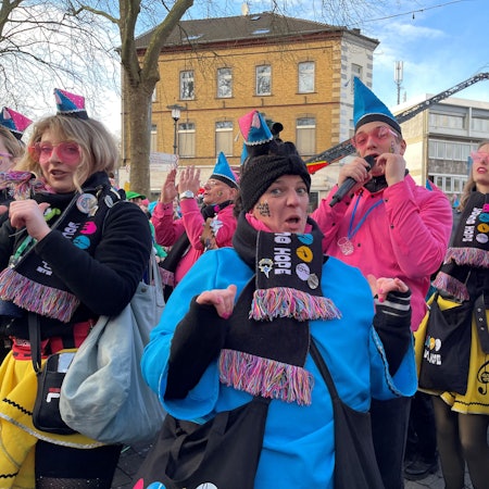 Der Chor Young Hope sang und tanzte im Rosenmontagszug in Eitorf.