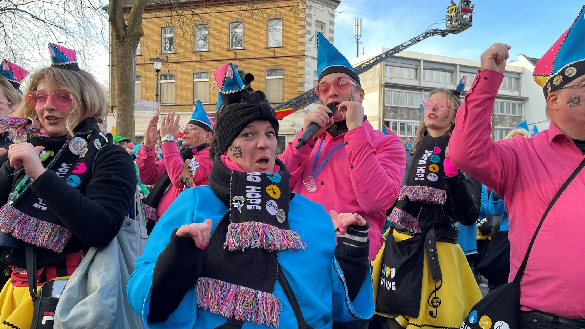 Der Chor Young Hope sang und tanzte im Rosenmontagszug in Eitorf.