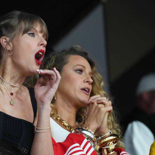 Taylor Swift und ihre Freundinnen, u.a. Blake Lively (r.), fiebertenbeim Super Bowl mit. Am Ende kannte der Jubel keine Grenzen.