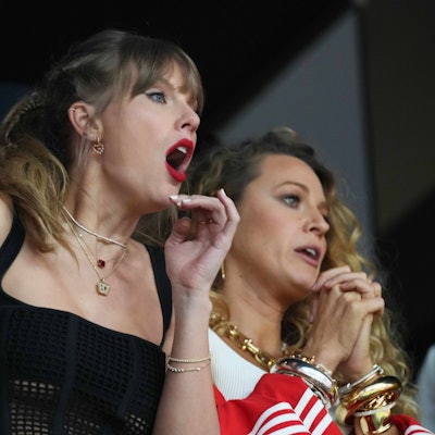 Taylor Swift und ihre Freundinnen, u.a. Blake Lively (r.), fiebertenbeim Super Bowl mit. Am Ende kannte der Jubel keine Grenzen.