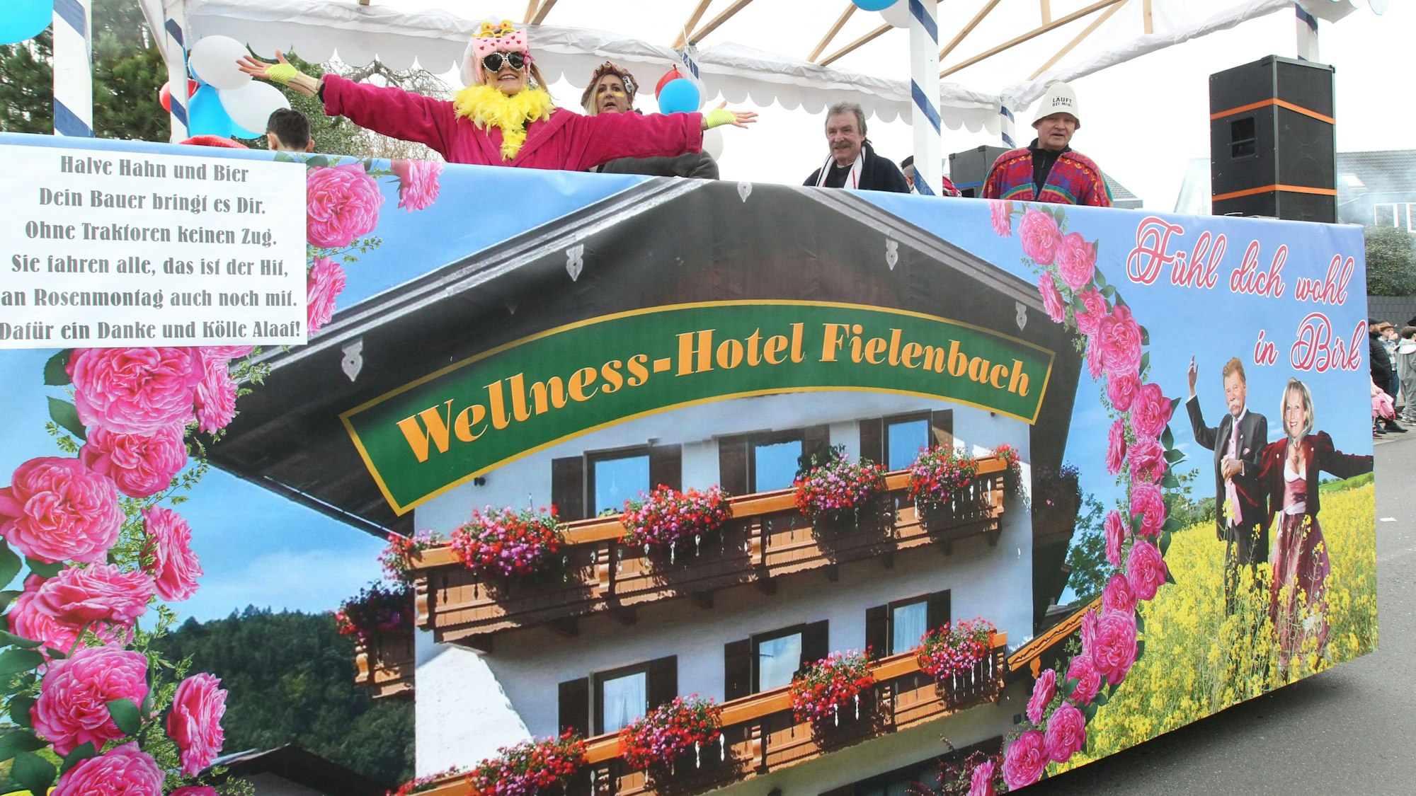 Mit einem Mottowagen verabschiedete der Birker Heimatverein die Familie Fielenbach.