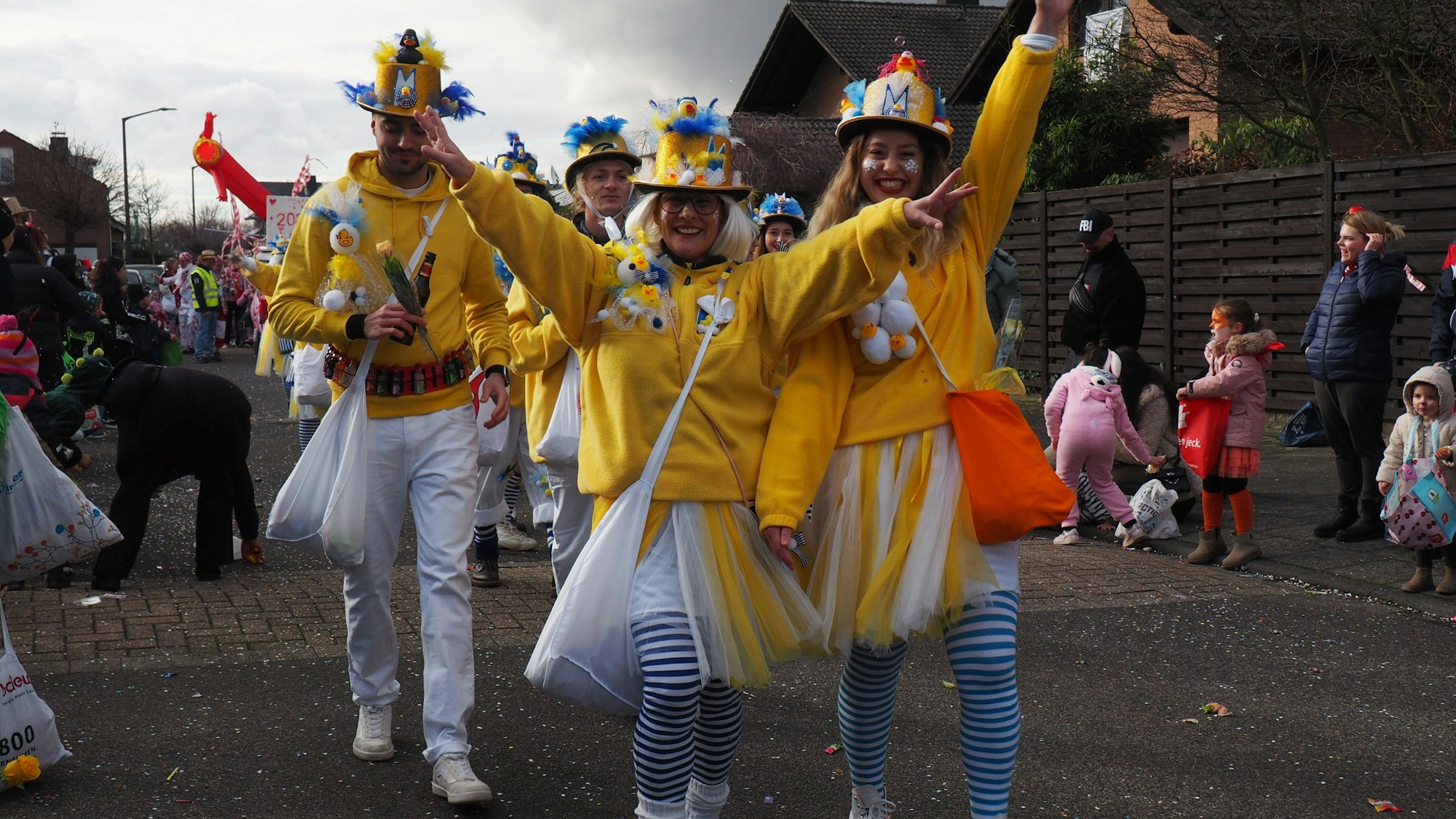 Auf den Hüten und den Oberteilen der Jecken tummeln sich Badeenten.