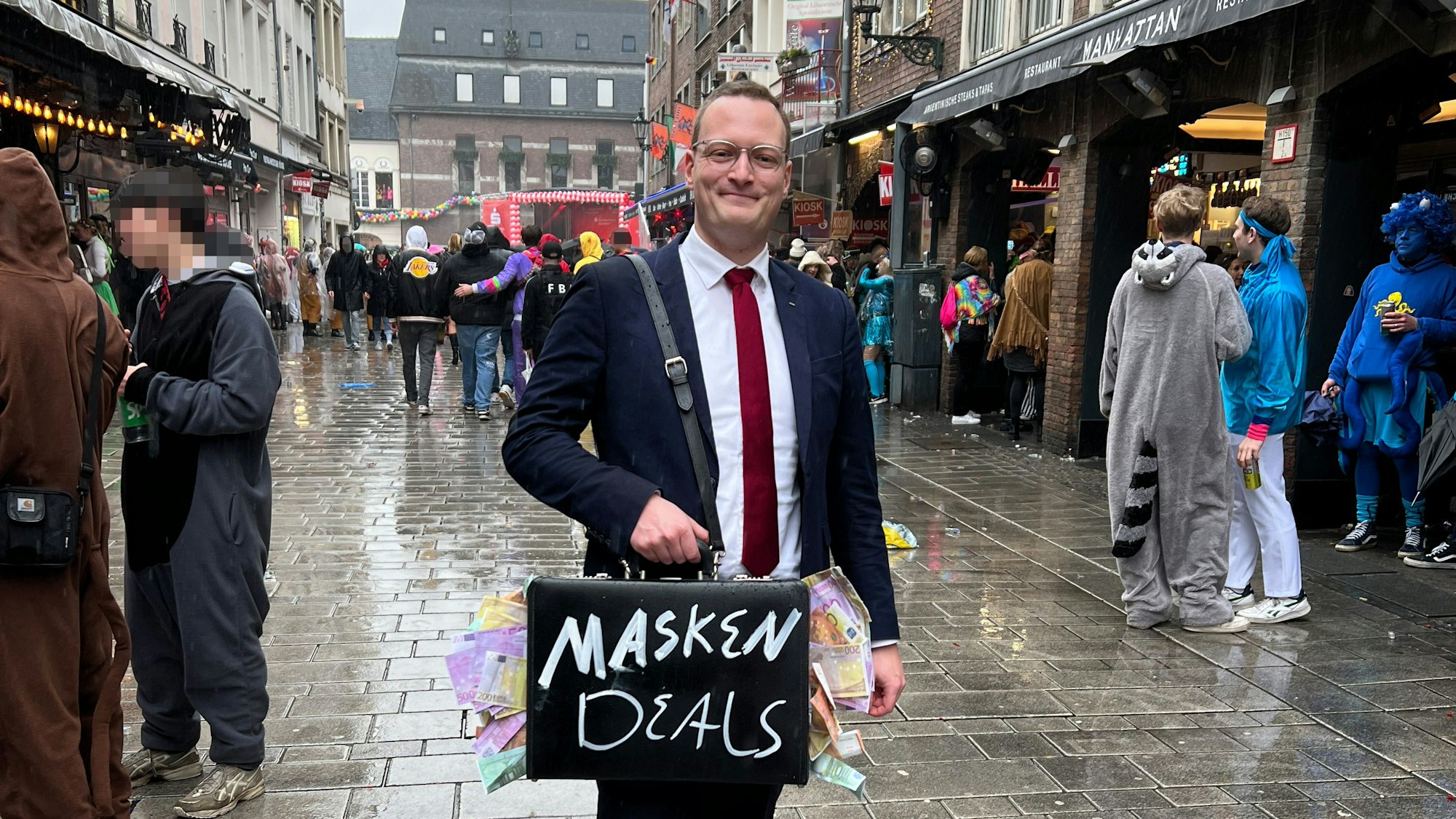 Mirco Budde, verkleidet als Jens Spahn während der Karnevalstage 2024. Der 25-Jährige sieht dem ehemaligen Gesundheitsminister täuschend ähnlich.