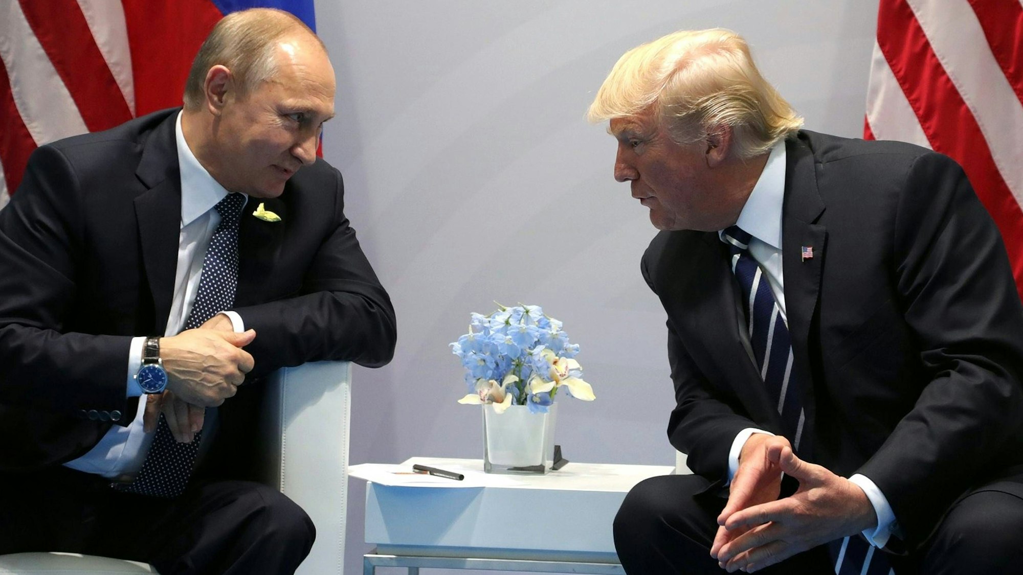 Der russische Diktator Wladimir Putin zusammen mit Donald Trump beim G20-Gipfel 2017 in Hamburg. Der ehemalige US-Präsident hat mit Äußerungen zur Nato-Beistandspflicht nicht nur in Deutschland für Empörung gesorgt.