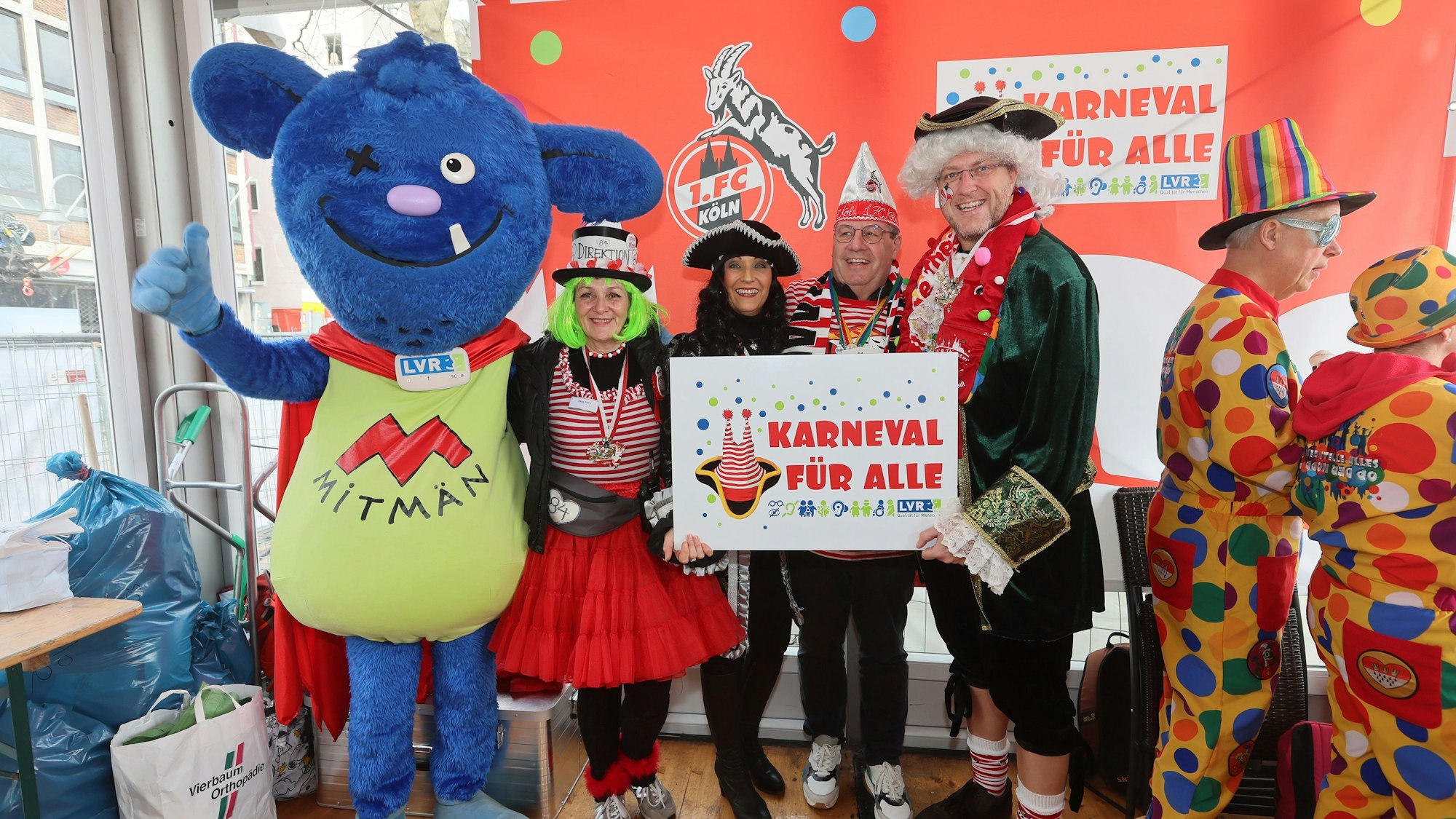 Die LVR-Bühne beim Rosenmontagszug, Foto von links: Ellen Petry, Ulrike Lubek, Werner Wolf, Wolfgang Gommersbach.