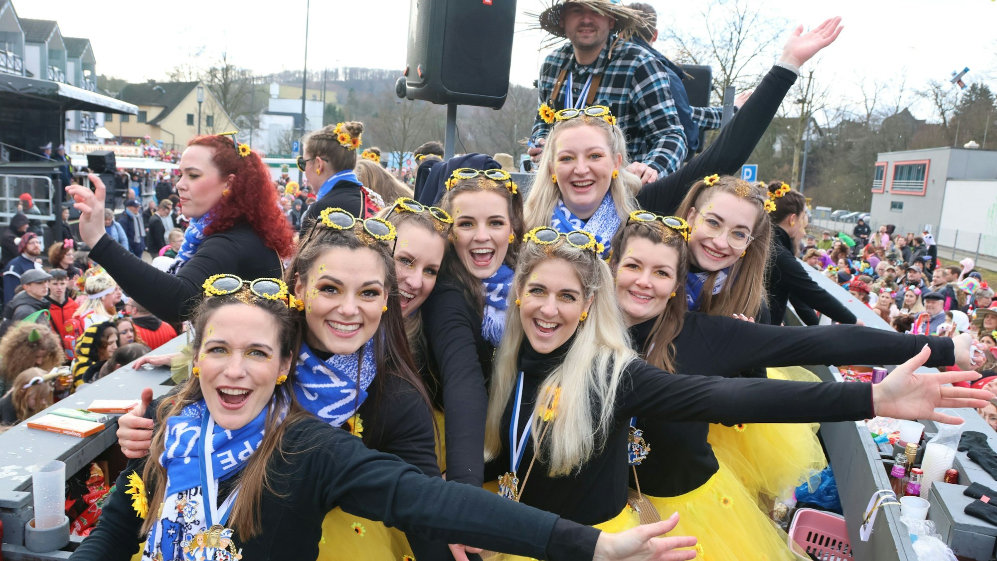 Junge Frauen auf einem Karnevalswagen.