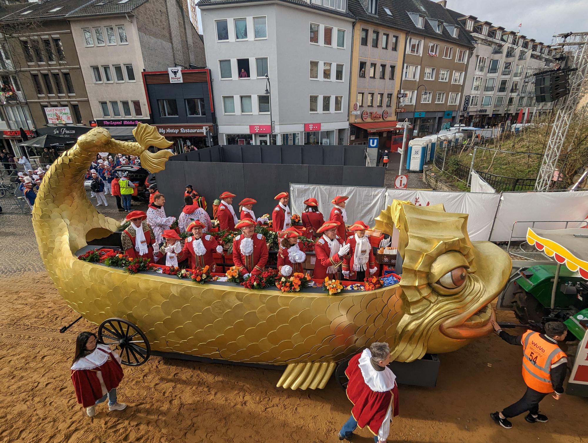 Auf dem Wagen vom Held Carneval, eine Hommage an die Geburtsstunde de Rosenmontagszugs, fahren verdiente Persönlichkeiten aus dem Kölner Karneval mit.