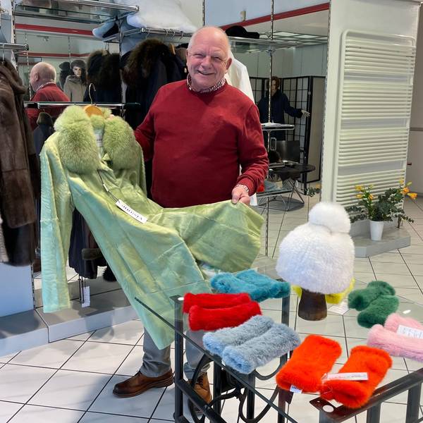 Martin Vogt mit grünem Pelzmantel in seinem Geschäft in Rodenkirchen.