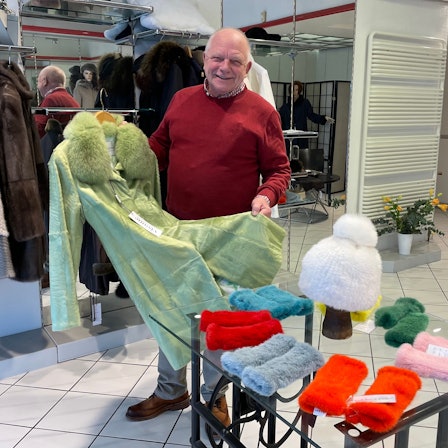 Martin Vogt mit grünem Pelzmantel in seinem Geschäft in Rodenkirchen.