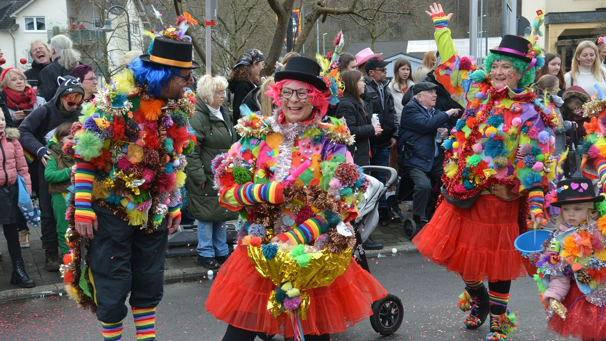 Eine als bunte Clowns verkleidete Fußgruppe beim Morsbacher Rosenmontagszug.