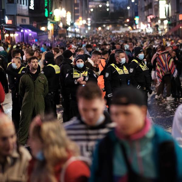 Weiberfastnacht auf der Zülpicher Straße 2022.