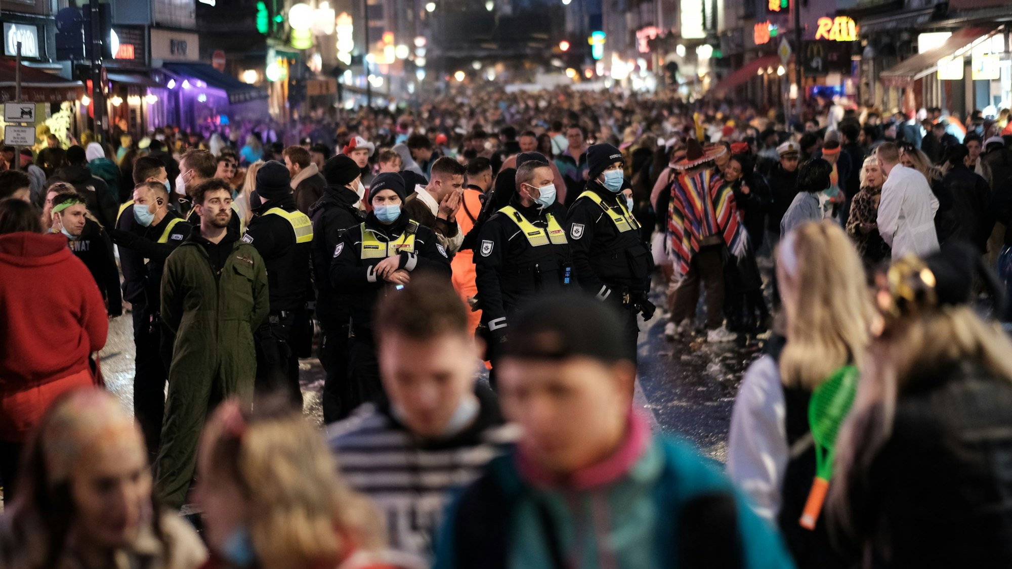 Weiberfastnacht auf der Zülpicher Straße 2022.