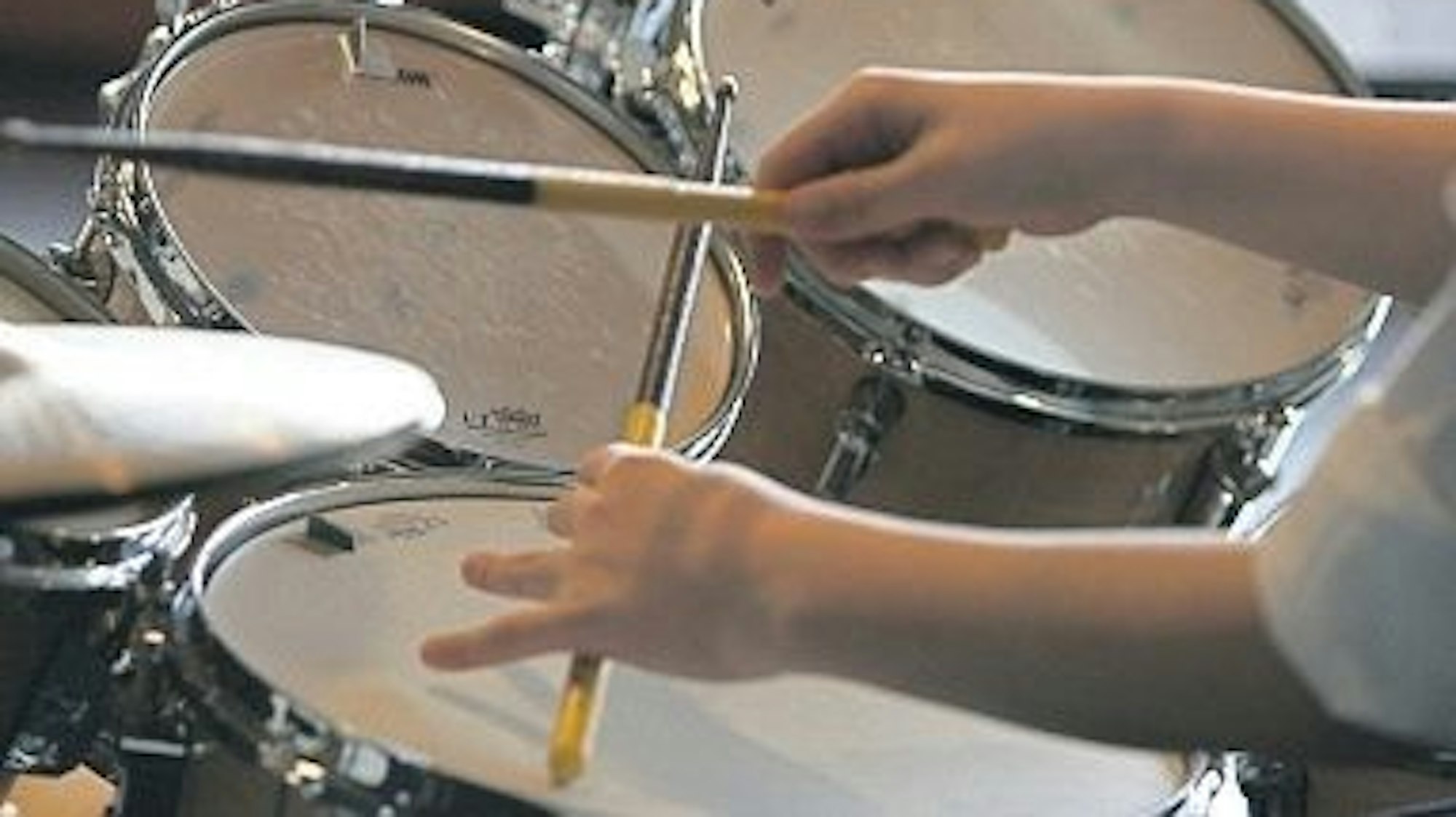 Auf dem Foto ist ein Schlagzeuger bei seiner Teilnahme am Wettbewerb „Jugend musiziert“ zu sehen.