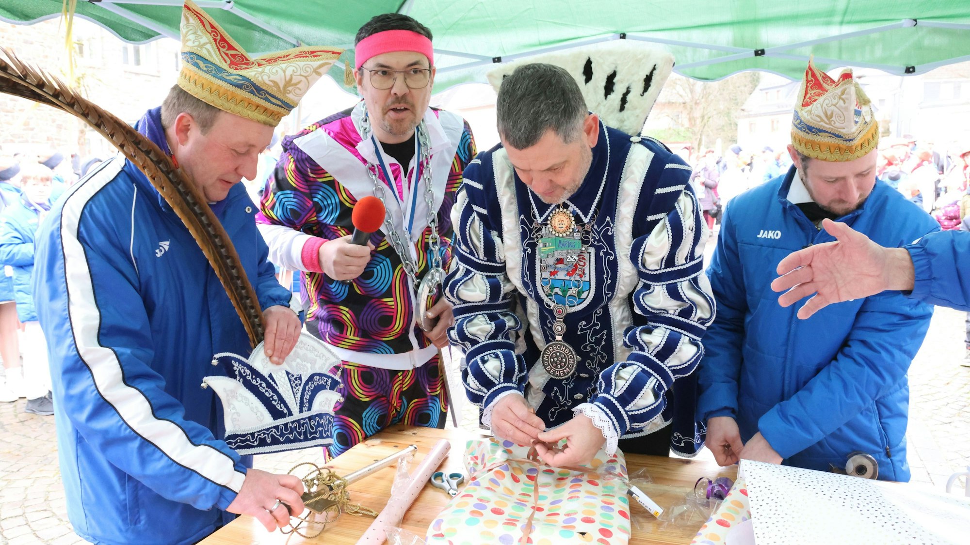 Prinz Markus I. packt in Anwesenheit von Morsbachs Bürgermeister Jörg Bukowski ein Geschenk ein.