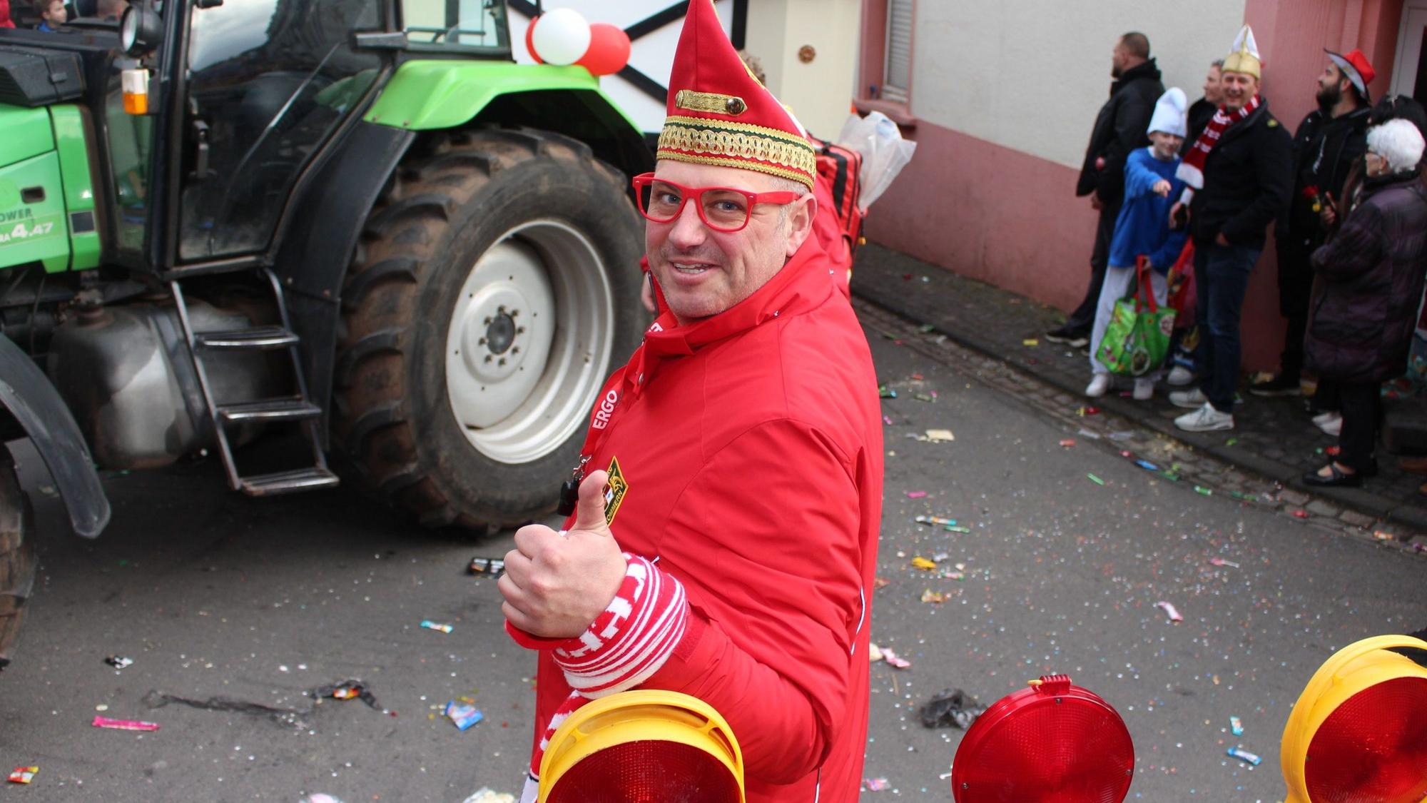 Das Bild zeigt den Zugleiter Thomas Metzen während des Zochs in Kommern. Er steht hinter einer Barriere.