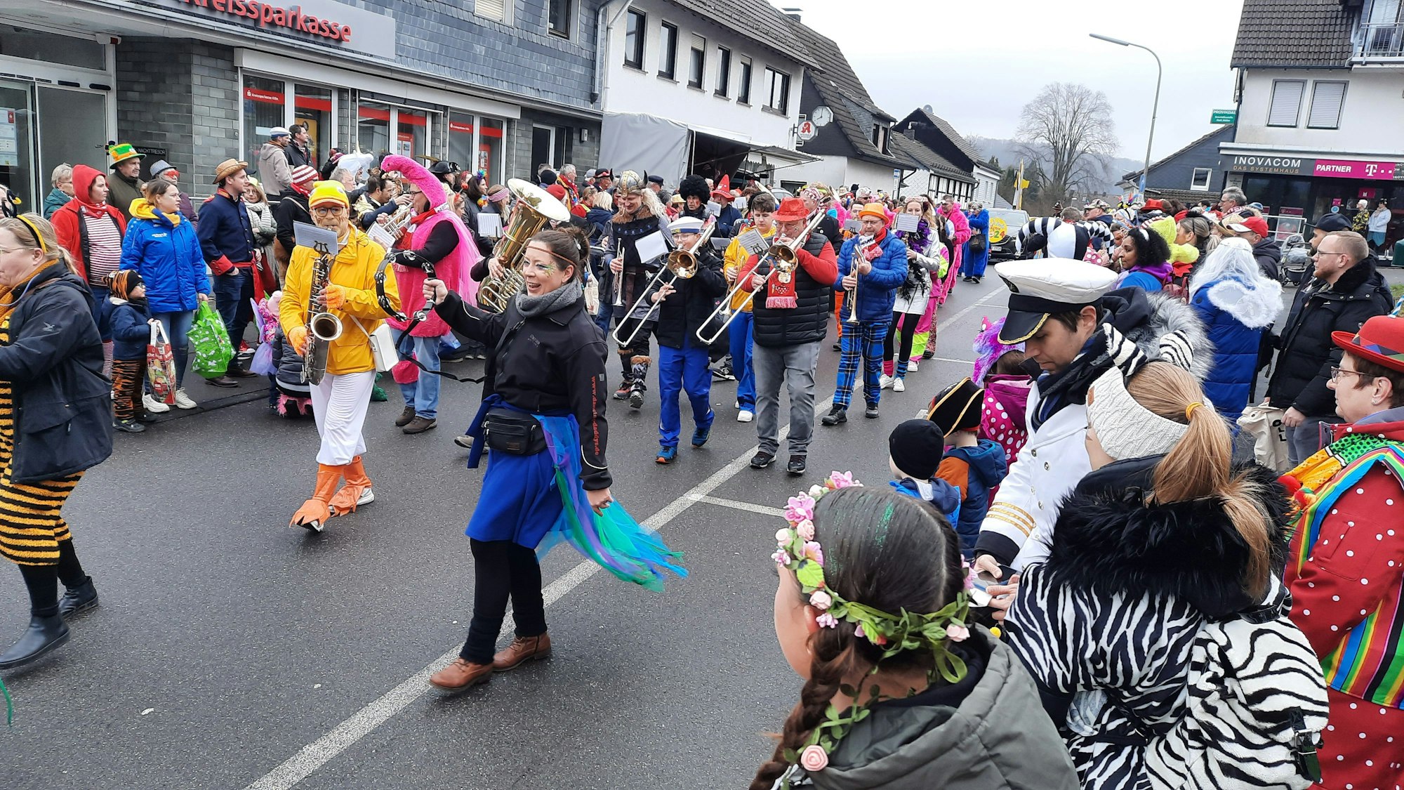 Eine Kapelle spielt beim Rosenmontagszug in LIndlar-Frielingsdorf.