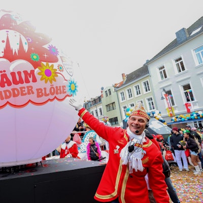 Zugleiter Holger Kirsch präsentiert das neue Sessionsmotto.