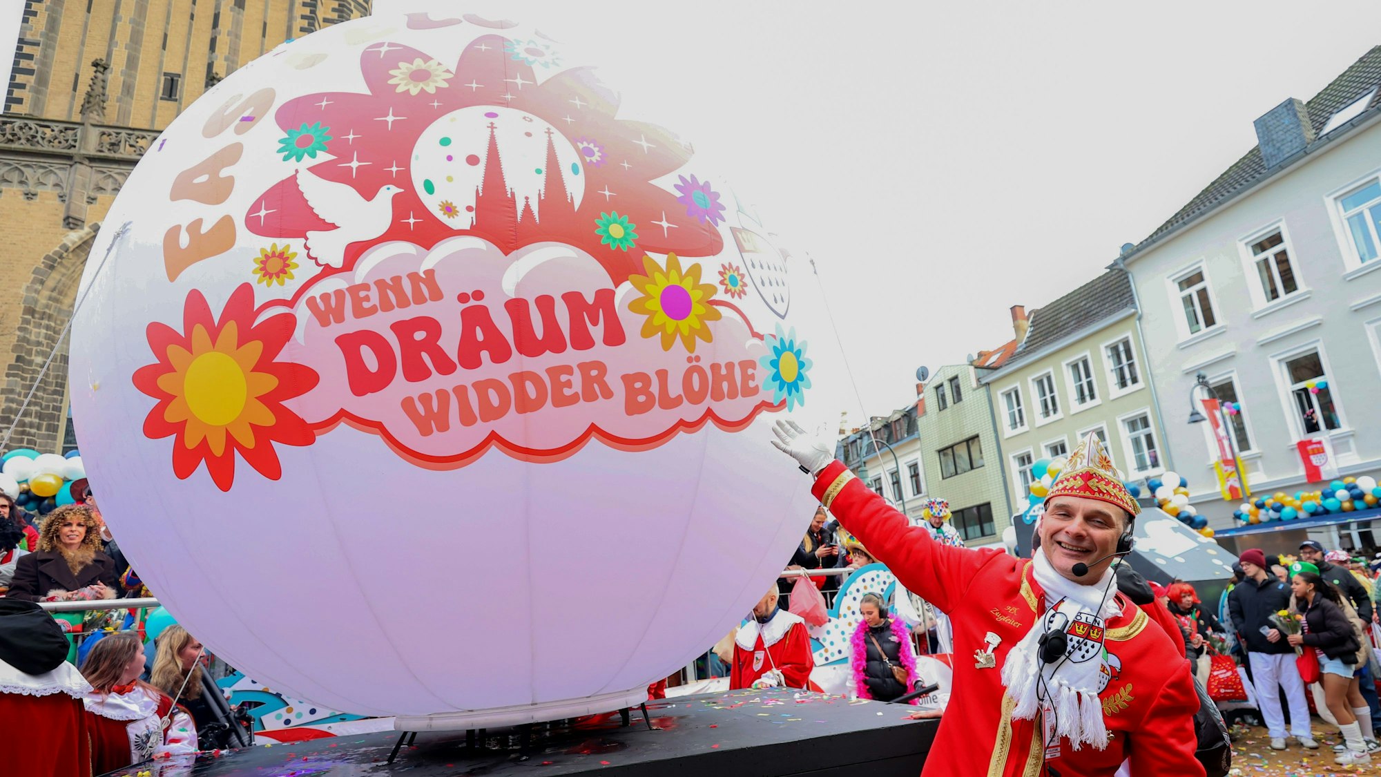 Zugleiter Holger Kirsch präsentiert das neue Sessionsmotto.