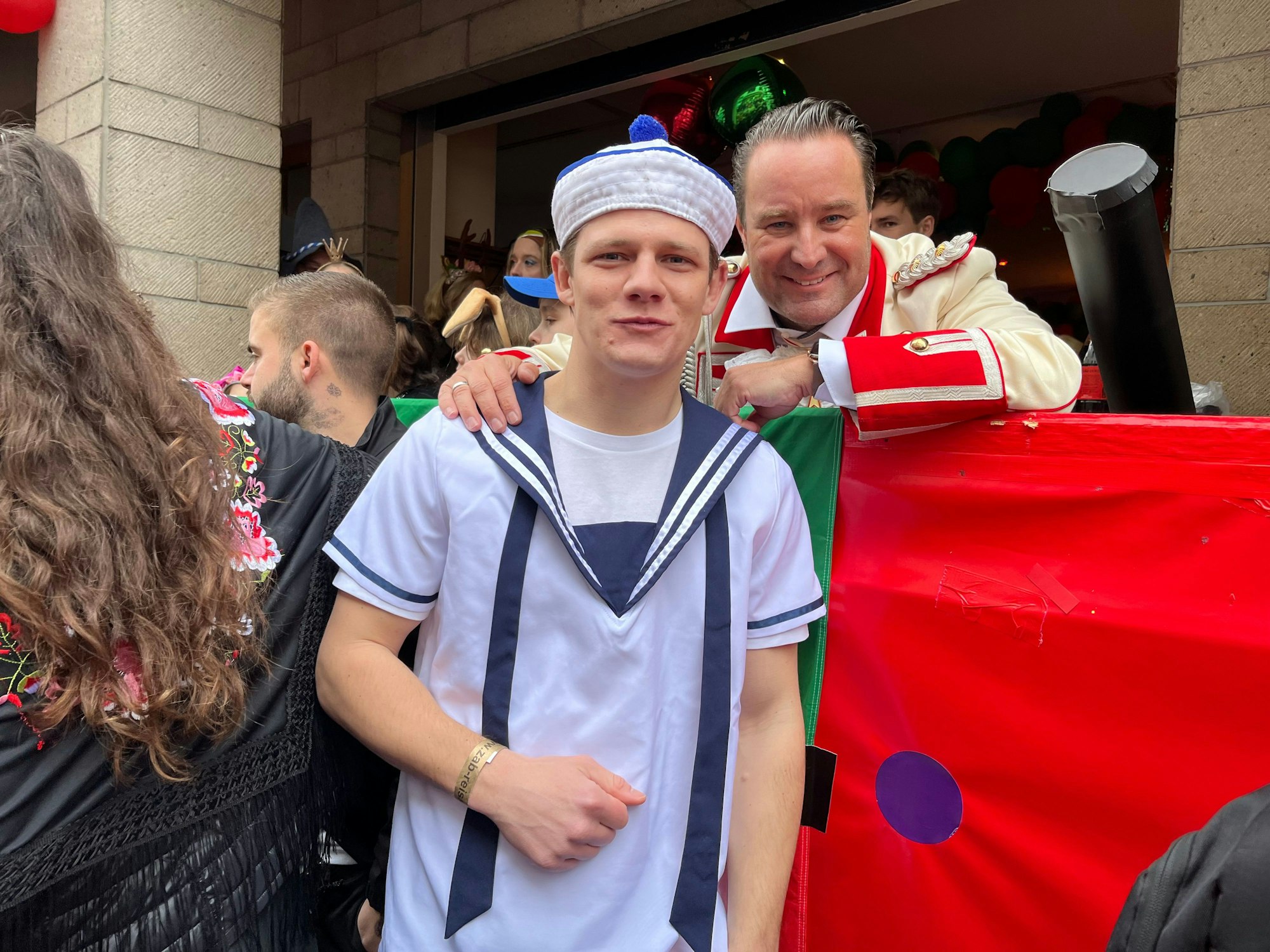 Auch Schauspieler Max von der Groeben genießt den Kölner Rosenmontagszug. Er feiert im „Zum Alten Brauhaus“ als Matrose, mit dabei auch Gastwirt Alexander Manek.