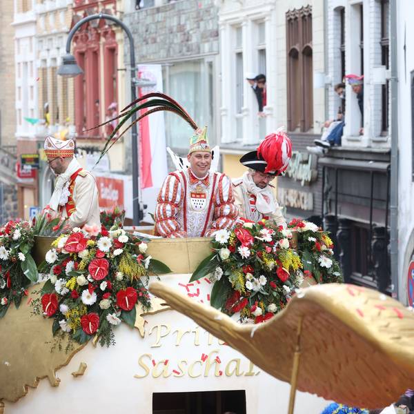 Prinz Sascha auf dem Prinzenwagen auf der Severinstraße.