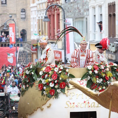 Prinz Sascha auf dem Prinzenwagen auf der Severinstraße.